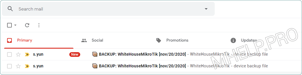 Een voorbeeld van een ontvangen e-mail van een MikroTik-apparaat, met een back-upbestand